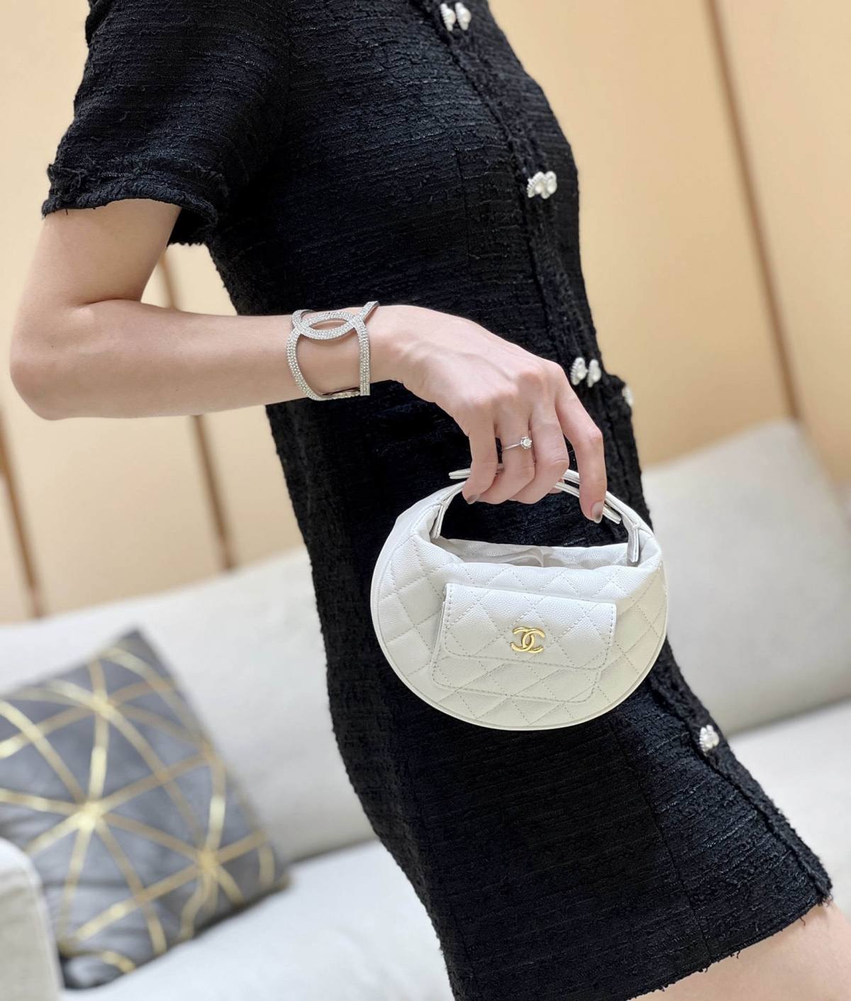 Ellebag’s Exquisite Replica: The White Caviar Leather Chanel AP3467 with Gold Hardware(2024 Dec Updated)-Tayada ugu Fiican ee Louis Vuitton Boorsada Online Store, Bac naqshadeeye nuqul ah