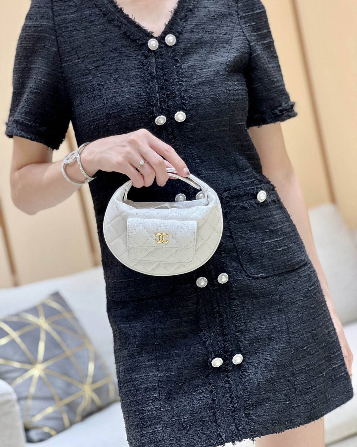 Ellebag’s Exquisite Replica: The White Caviar Leather Chanel AP3467 with Gold Hardware(2024 Dec Updated)-Tayada ugu Fiican ee Louis Vuitton Boorsada Online Store, Bac naqshadeeye nuqul ah