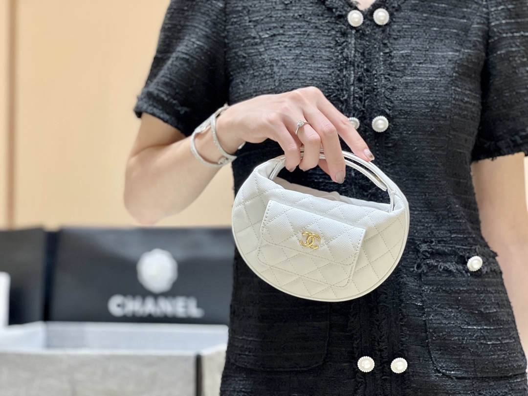 Ellebag’s Exquisite Replica: The White Caviar Leather Chanel AP3467 with Gold Hardware(2024 Dec Updated)-Tayada ugu Fiican ee Louis Vuitton Boorsada Online Store, Bac naqshadeeye nuqul ah