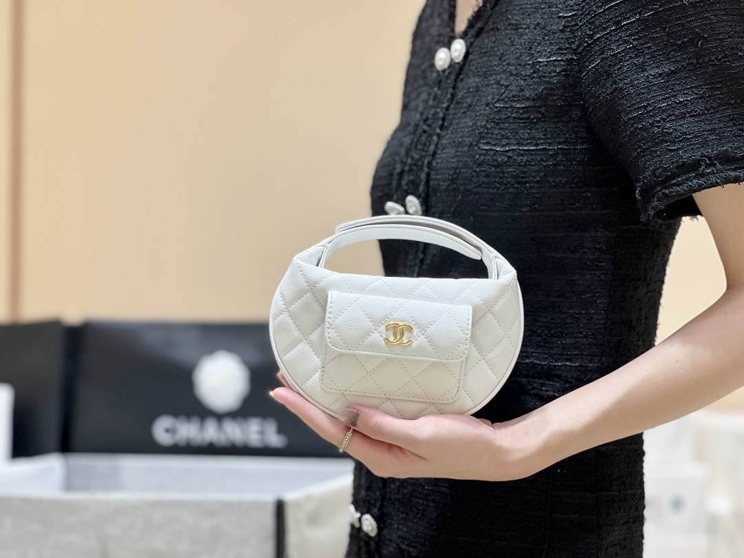 Ellebag’s Exquisite Replica: The White Caviar Leather Chanel AP3467 with Gold Hardware(2024 Dec Updated)-Tayada ugu Fiican ee Louis Vuitton Boorsada Online Store, Bac naqshadeeye nuqul ah