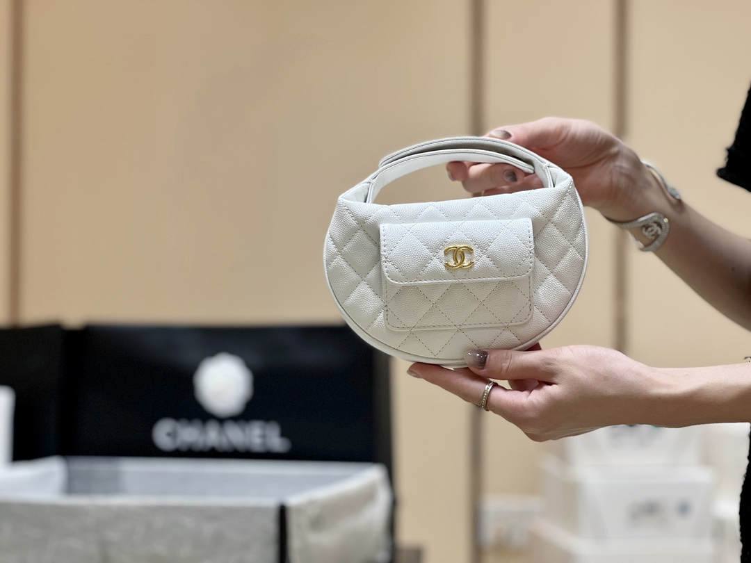 Ellebag’s Exquisite Replica: The White Caviar Leather Chanel AP3467 with Gold Hardware(2024 Dec Updated)-Tayada ugu Fiican ee Louis Vuitton Boorsada Online Store, Bac naqshadeeye nuqul ah