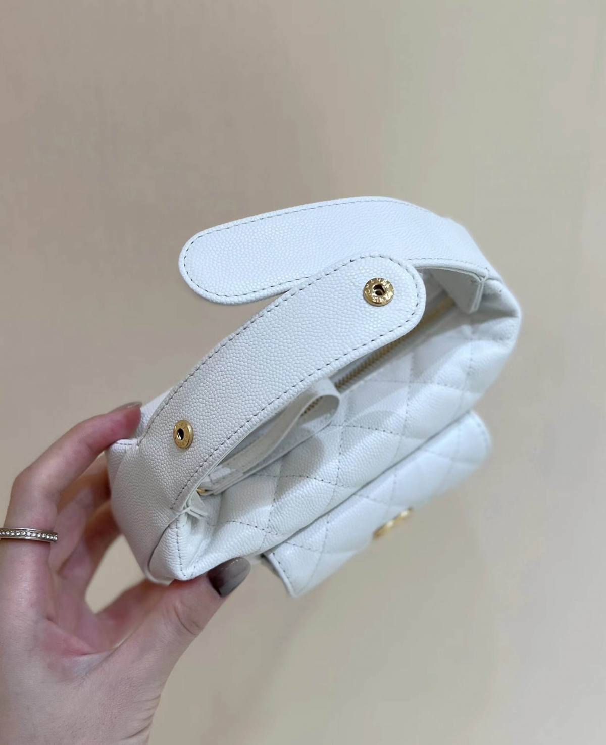 Ellebag’s Exquisite Replica: The White Caviar Leather Chanel AP3467 with Gold Hardware(2024 Dec Updated)-Tayada ugu Fiican ee Louis Vuitton Boorsada Online Store, Bac naqshadeeye nuqul ah