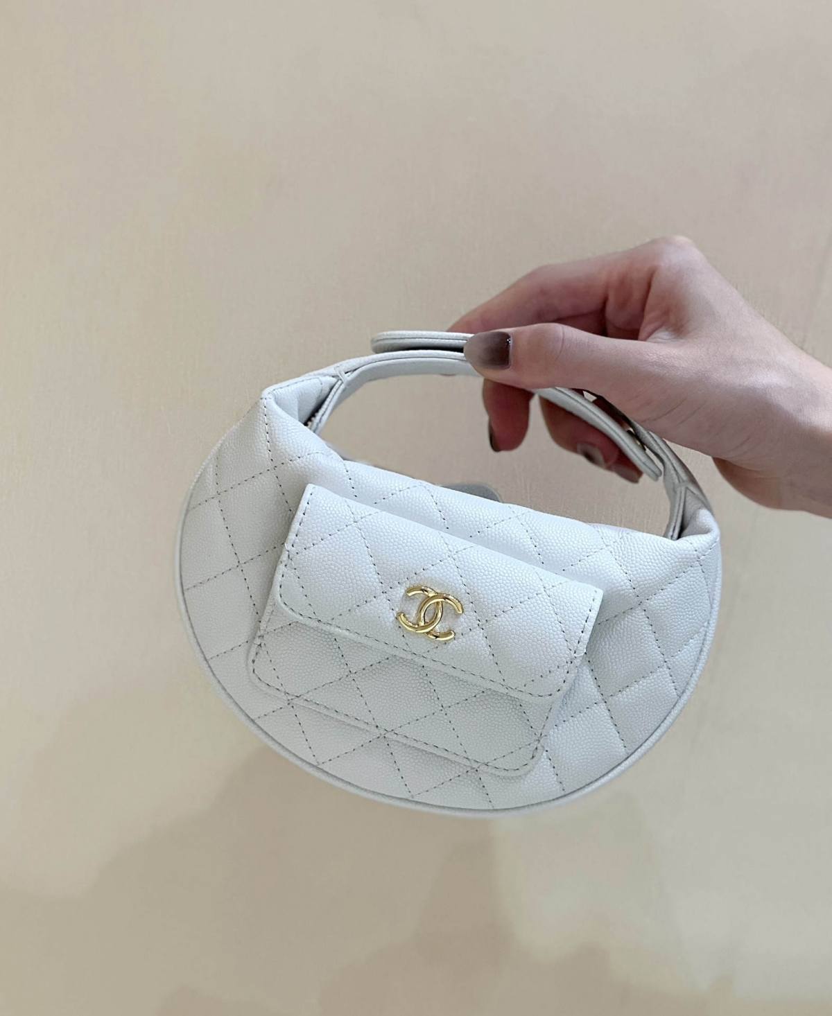 Ellebag’s Exquisite Replica: The White Caviar Leather Chanel AP3467 with Gold Hardware(2024 Dec Updated)-Tayada ugu Fiican ee Louis Vuitton Boorsada Online Store, Bac naqshadeeye nuqul ah