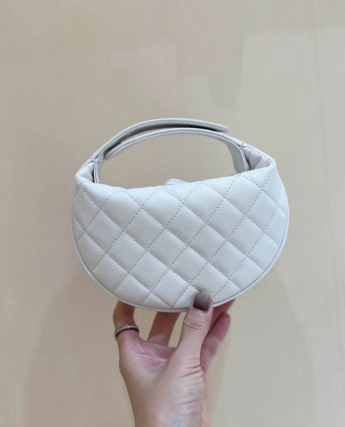 Ellebag’s Exquisite Replica: The White Caviar Leather Chanel AP3467 with Gold Hardware(2024 Dec Updated)-Tayada ugu Fiican ee Louis Vuitton Boorsada Online Store, Bac naqshadeeye nuqul ah