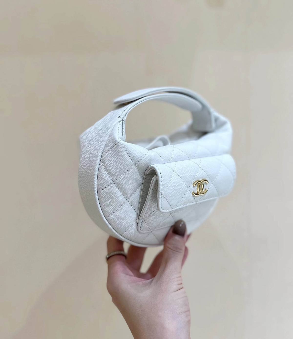 Ellebag’s Exquisite Replica: The White Caviar Leather Chanel AP3467 with Gold Hardware(2024 Dec Updated)-Tayada ugu Fiican ee Louis Vuitton Boorsada Online Store, Bac naqshadeeye nuqul ah