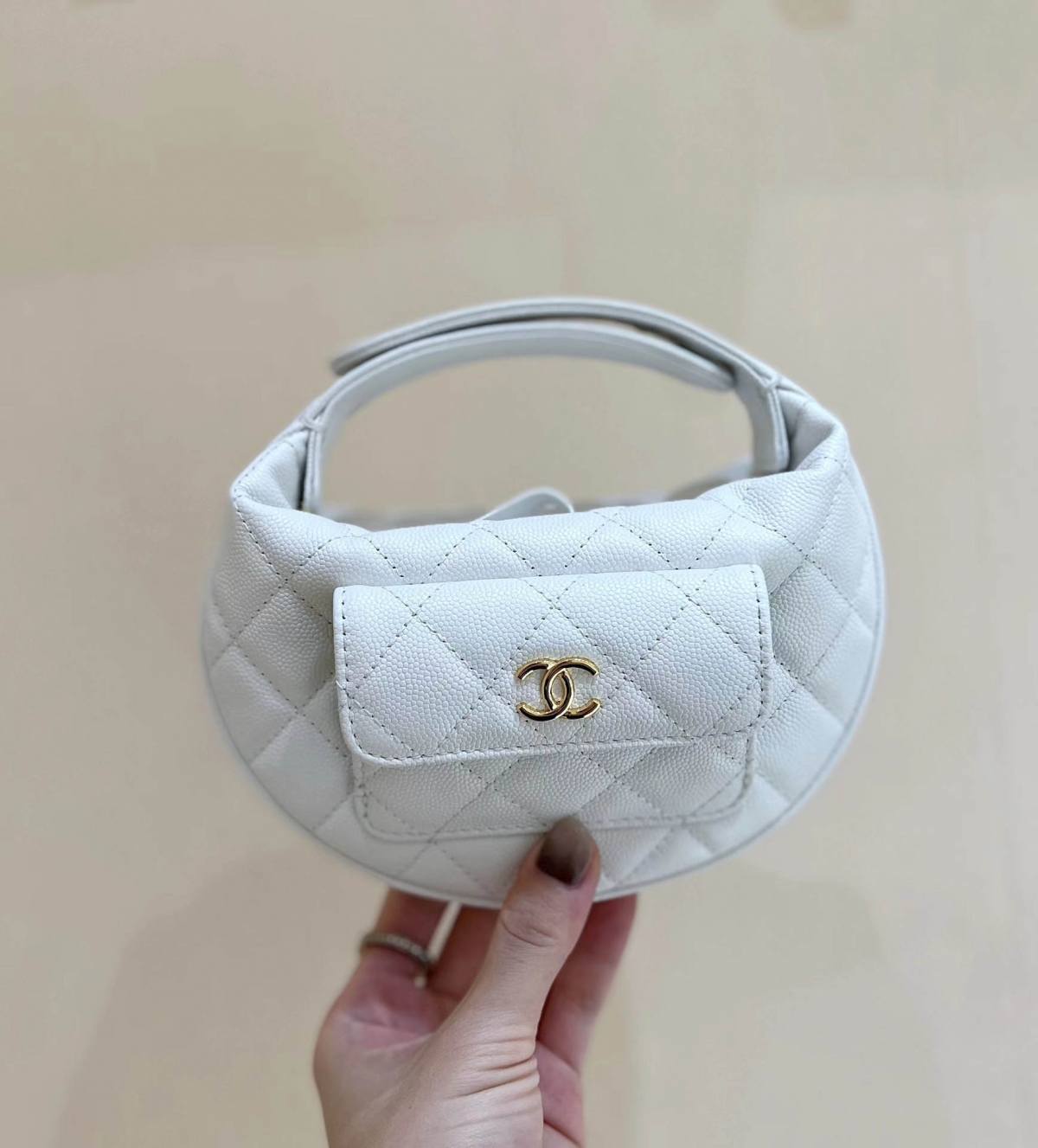 Ellebag’s Exquisite Replica: The White Caviar Leather Chanel AP3467 with Gold Hardware(2024 Dec Updated)-Tayada ugu Fiican ee Louis Vuitton Boorsada Online Store, Bac naqshadeeye nuqul ah