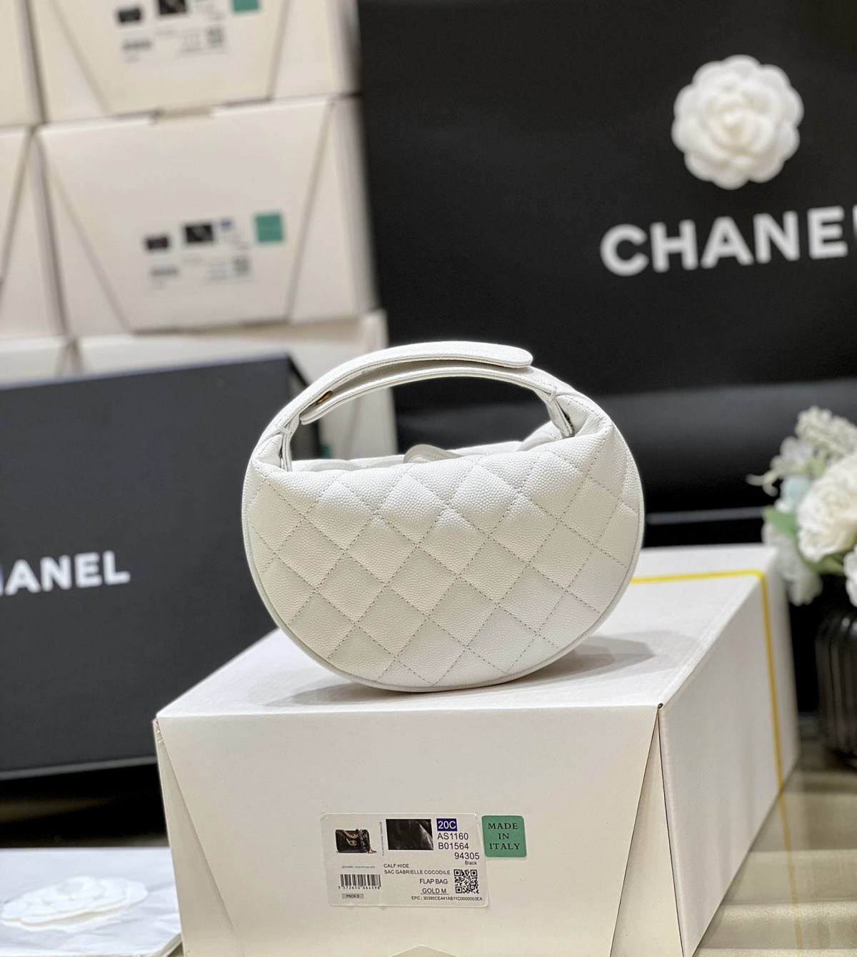 Ellebag’s Exquisite Replica: The White Caviar Leather Chanel AP3467 with Gold Hardware(2024 Dec Updated)-Tayada ugu Fiican ee Louis Vuitton Boorsada Online Store, Bac naqshadeeye nuqul ah