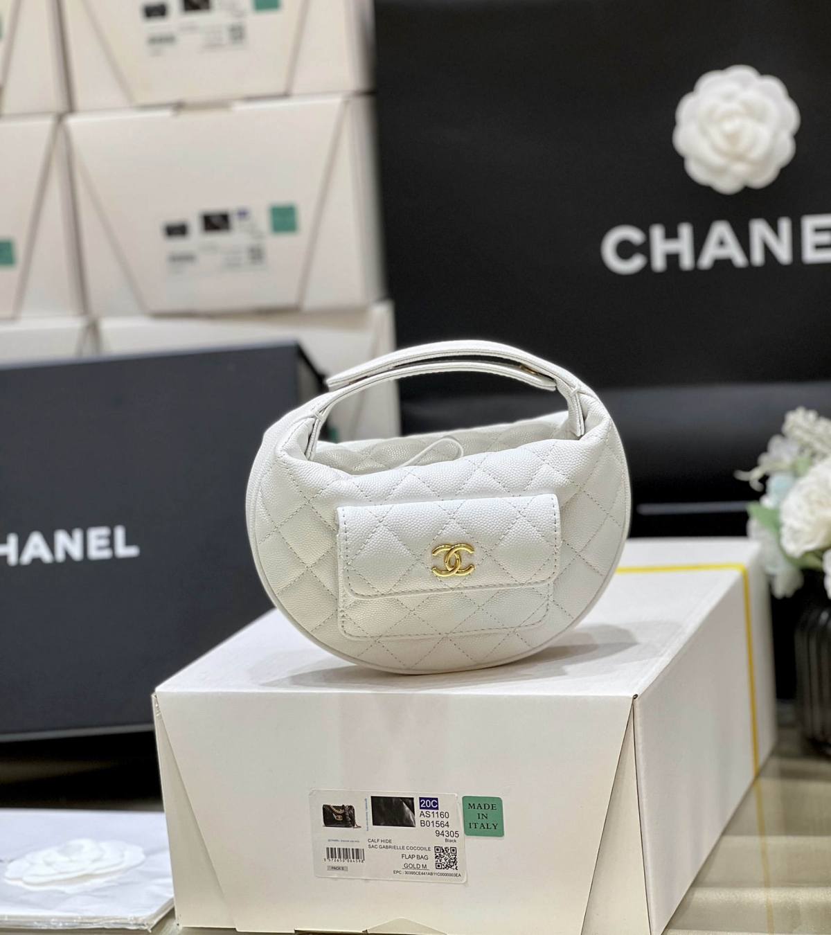 Ellebag’s Exquisite Replica: The White Caviar Leather Chanel AP3467 with Gold Hardware(2024 Dec Updated)-Tayada ugu Fiican ee Louis Vuitton Boorsada Online Store, Bac naqshadeeye nuqul ah