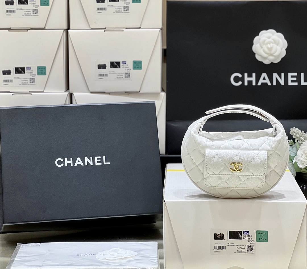 Ellebag’s Exquisite Replica: The White Caviar Leather Chanel AP3467 with Gold Hardware(2024 Dec Updated)-Tayada ugu Fiican ee Louis Vuitton Boorsada Online Store, Bac naqshadeeye nuqul ah