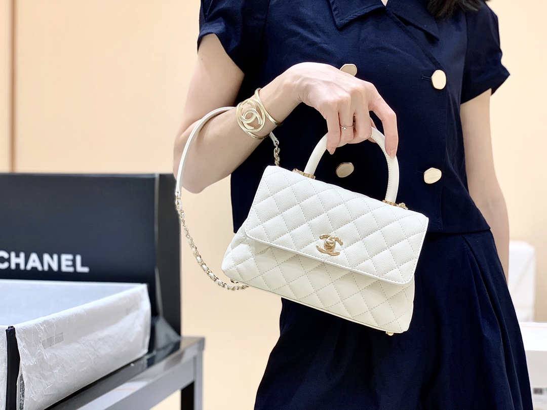 Ellebag’s Exquisite Replica: The White Caviar Leather Chanel Coco Handle 22P with Champagne Gold Hardware(2024 Dec Updated)-Tayada ugu Fiican ee Louis Vuitton Boorsada Online Store, Bac naqshadeeye nuqul ah