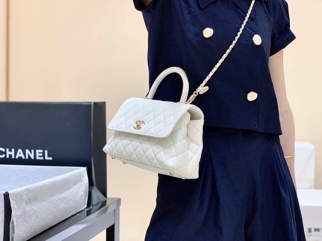 Ellebag’s Exquisite Replica: The White Caviar Leather Chanel Coco Handle 22P with Champagne Gold Hardware(2024 Dec Updated)-Tayada ugu Fiican ee Louis Vuitton Boorsada Online Store, Bac naqshadeeye nuqul ah