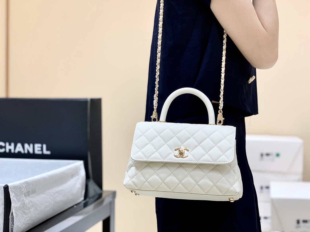 Ellebag’s Exquisite Replica: The White Caviar Leather Chanel Coco Handle 22P with Champagne Gold Hardware(2024 Dec Updated)-Tayada ugu Fiican ee Louis Vuitton Boorsada Online Store, Bac naqshadeeye nuqul ah