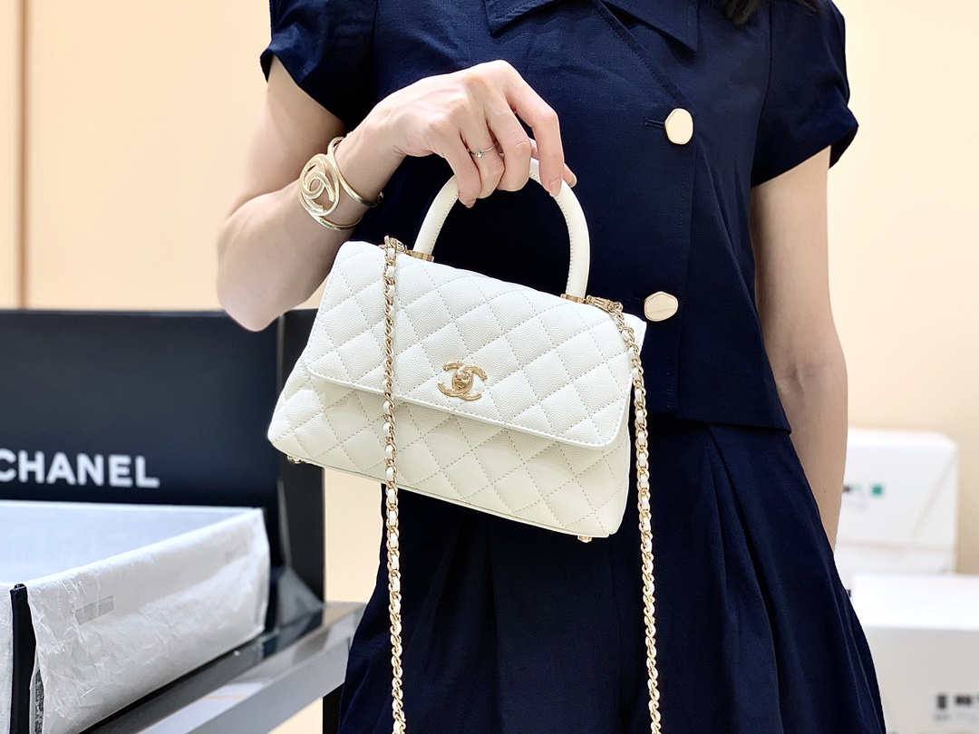 Ellebag’s Exquisite Replica: The White Caviar Leather Chanel Coco Handle 22P with Champagne Gold Hardware(2024 Dec Updated)-Tayada ugu Fiican ee Louis Vuitton Boorsada Online Store, Bac naqshadeeye nuqul ah