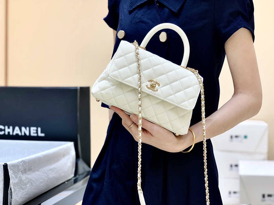 Ellebag’s Exquisite Replica: The White Caviar Leather Chanel Coco Handle 22P with Champagne Gold Hardware(2024 Dec Updated)-Tayada ugu Fiican ee Louis Vuitton Boorsada Online Store, Bac naqshadeeye nuqul ah