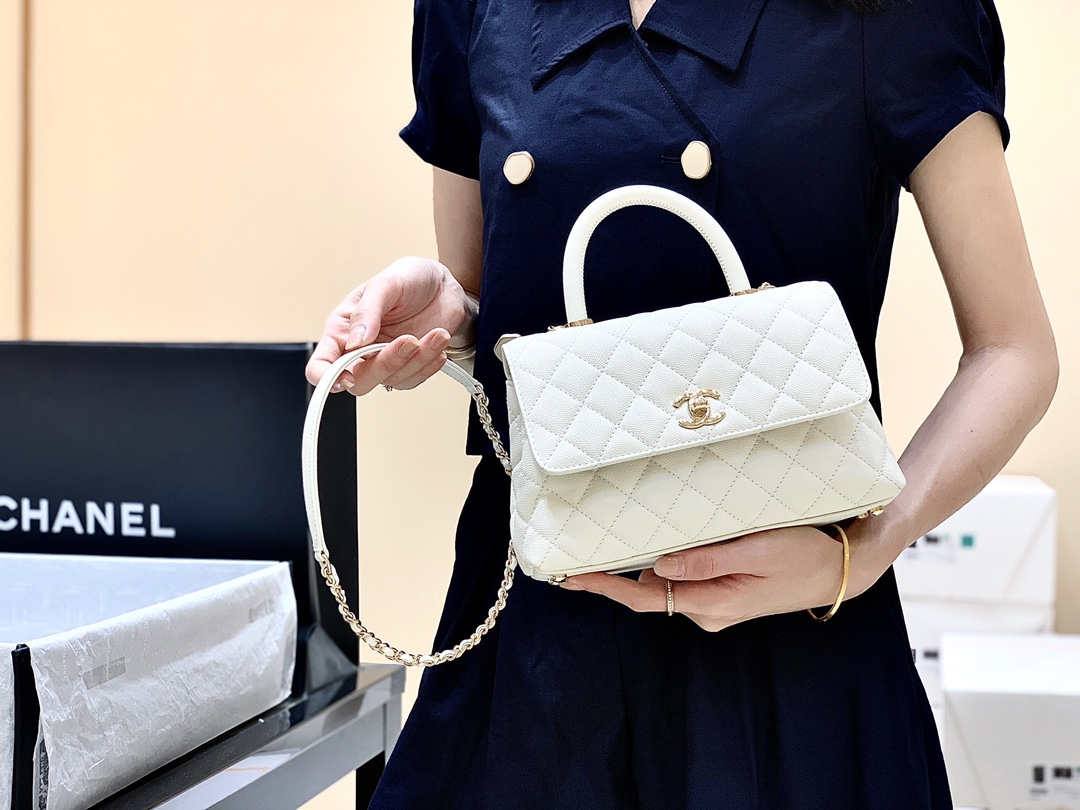 Ellebag’s Exquisite Replica: The White Caviar Leather Chanel Coco Handle 22P with Champagne Gold Hardware(2024 Dec Updated)-Tayada ugu Fiican ee Louis Vuitton Boorsada Online Store, Bac naqshadeeye nuqul ah