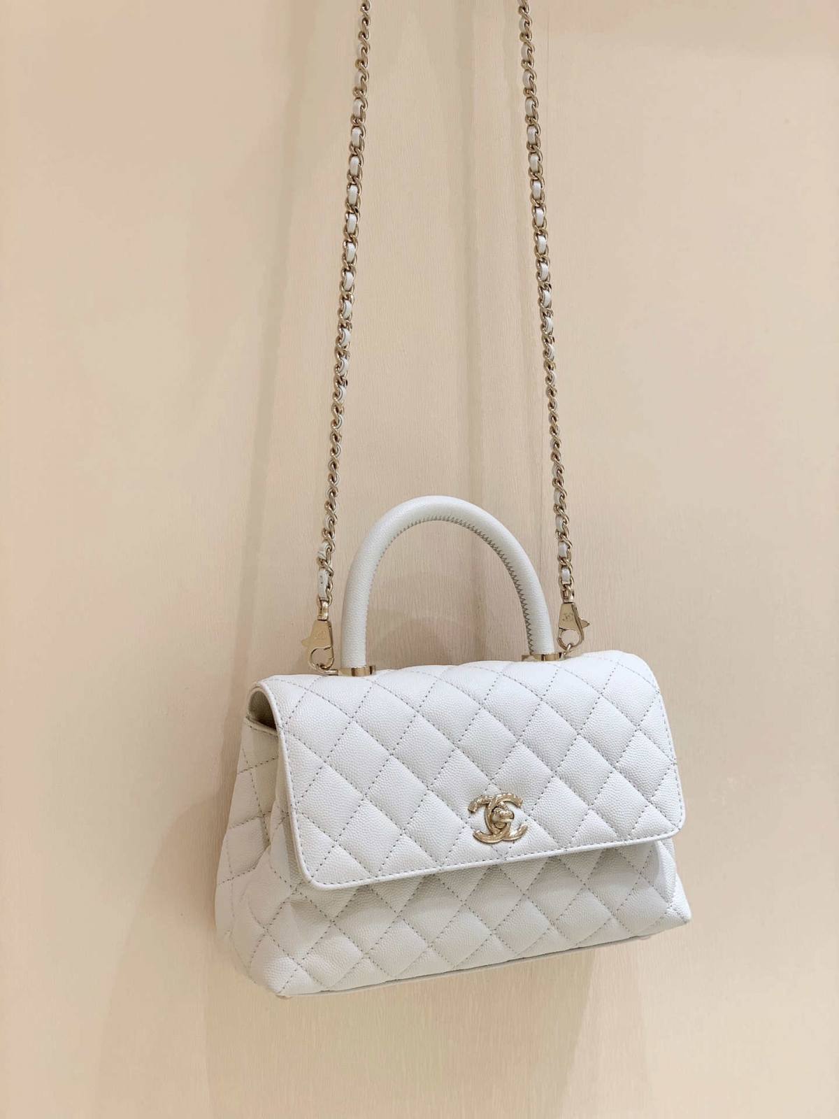 Ellebag’s Exquisite Replica: The White Caviar Leather Chanel Coco Handle 22P with Champagne Gold Hardware(2024 Dec Updated)-Tayada ugu Fiican ee Louis Vuitton Boorsada Online Store, Bac naqshadeeye nuqul ah