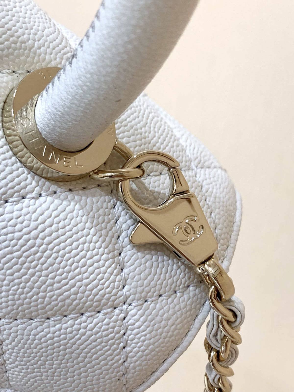 Ellebag’s Exquisite Replica: The White Caviar Leather Chanel Coco Handle 22P with Champagne Gold Hardware(2024 Dec Updated)-Tayada ugu Fiican ee Louis Vuitton Boorsada Online Store, Bac naqshadeeye nuqul ah