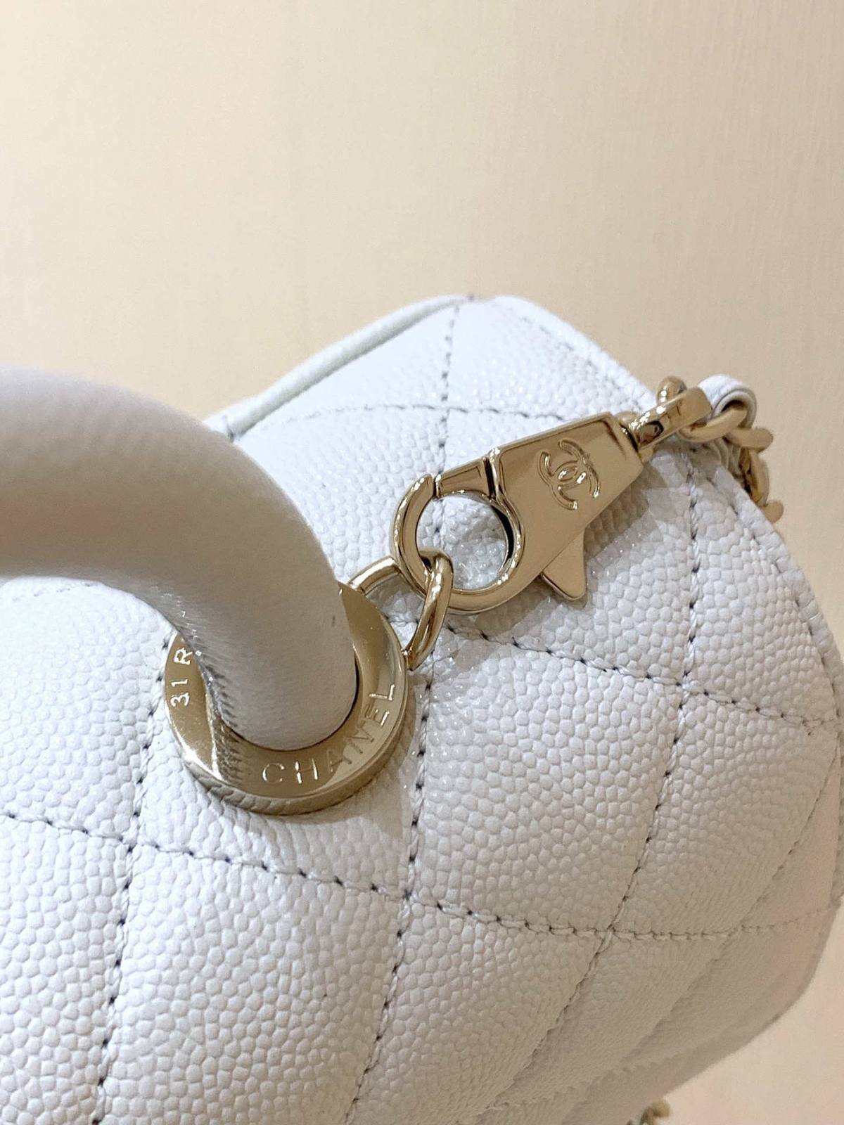 Ellebag’s Exquisite Replica: The White Caviar Leather Chanel Coco Handle 22P with Champagne Gold Hardware(2024 Dec Updated)-Tayada ugu Fiican ee Louis Vuitton Boorsada Online Store, Bac naqshadeeye nuqul ah