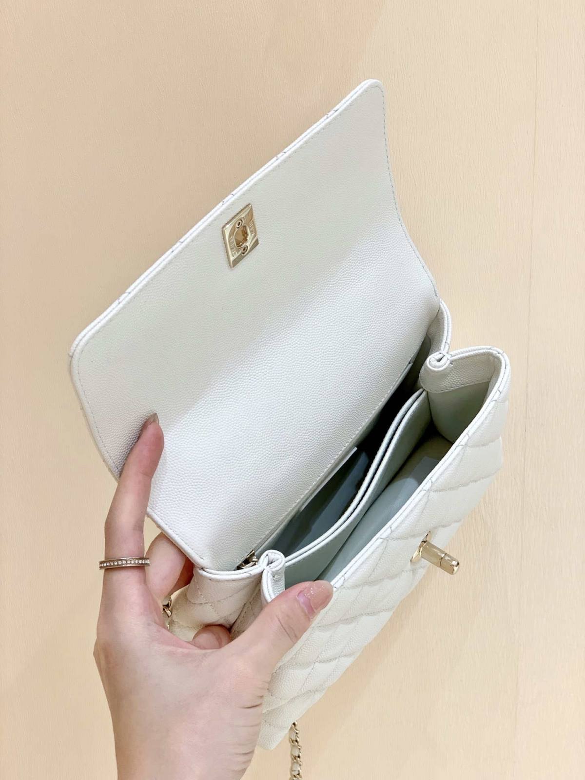 Ellebag’s Exquisite Replica: The White Caviar Leather Chanel Coco Handle 22P with Champagne Gold Hardware(2024 Dec Updated)-Tayada ugu Fiican ee Louis Vuitton Boorsada Online Store, Bac naqshadeeye nuqul ah