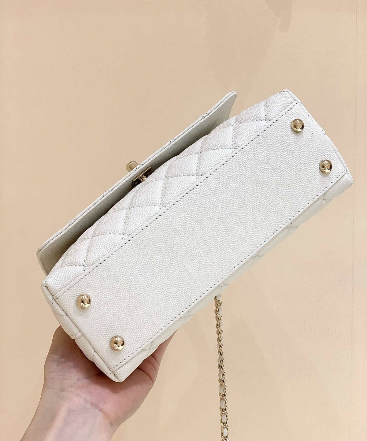 Ellebag’s Exquisite Replica: The White Caviar Leather Chanel Coco Handle 22P with Champagne Gold Hardware(2024 Dec Updated)-Tayada ugu Fiican ee Louis Vuitton Boorsada Online Store, Bac naqshadeeye nuqul ah