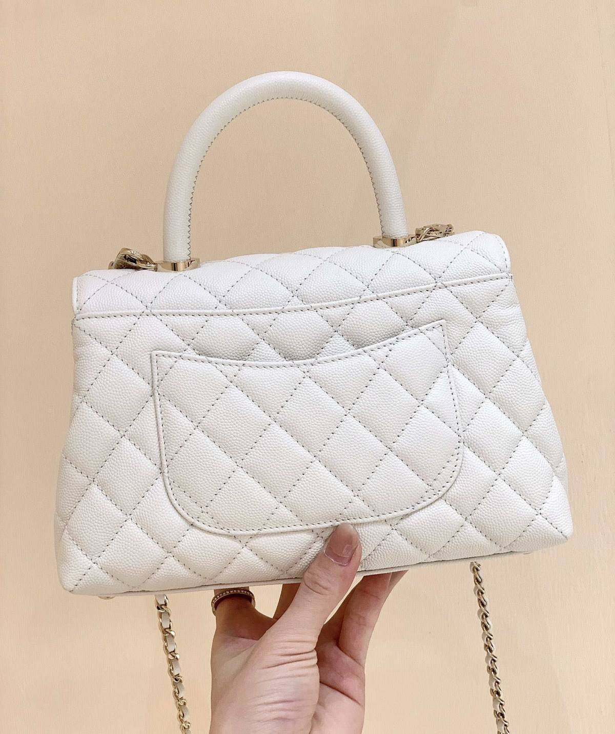 Ellebag’s Exquisite Replica: The White Caviar Leather Chanel Coco Handle 22P with Champagne Gold Hardware(2024 Dec Updated)-Tayada ugu Fiican ee Louis Vuitton Boorsada Online Store, Bac naqshadeeye nuqul ah