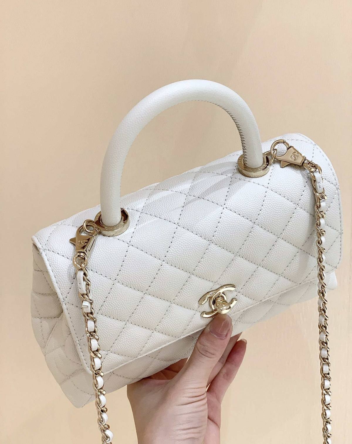 Ellebag’s Exquisite Replica: The White Caviar Leather Chanel Coco Handle 22P with Champagne Gold Hardware(2024 Dec Updated)-Tayada ugu Fiican ee Louis Vuitton Boorsada Online Store, Bac naqshadeeye nuqul ah