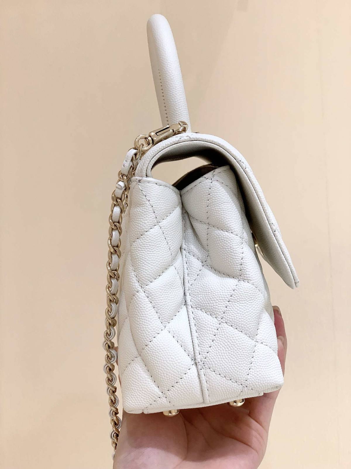 Ellebag’s Exquisite Replica: The White Caviar Leather Chanel Coco Handle 22P with Champagne Gold Hardware(2024 Dec Updated)-Tayada ugu Fiican ee Louis Vuitton Boorsada Online Store, Bac naqshadeeye nuqul ah