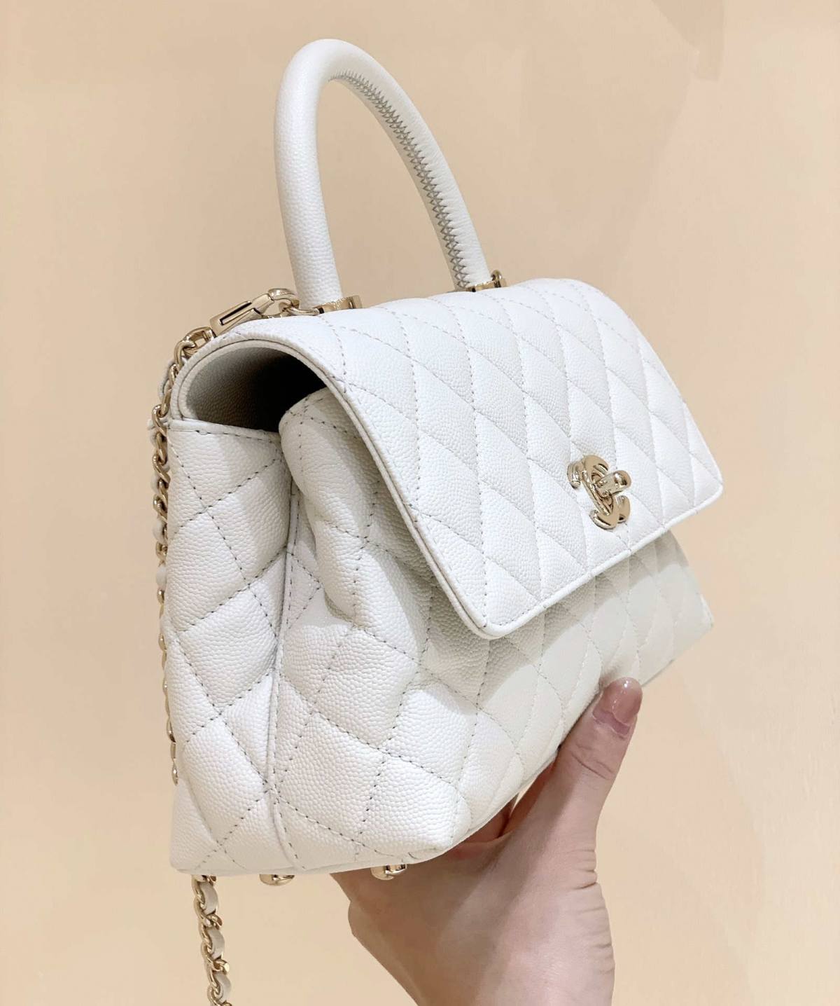 Ellebag’s Exquisite Replica: The White Caviar Leather Chanel Coco Handle 22P with Champagne Gold Hardware(2024 Dec Updated)-Tayada ugu Fiican ee Louis Vuitton Boorsada Online Store, Bac naqshadeeye nuqul ah