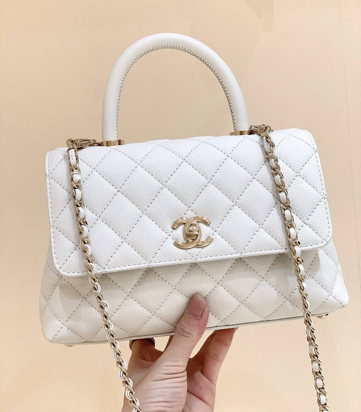 Ellebag’s Exquisite Replica: The White Caviar Leather Chanel Coco Handle 22P with Champagne Gold Hardware(2024 Dec Updated)-Tayada ugu Fiican ee Louis Vuitton Boorsada Online Store, Bac naqshadeeye nuqul ah