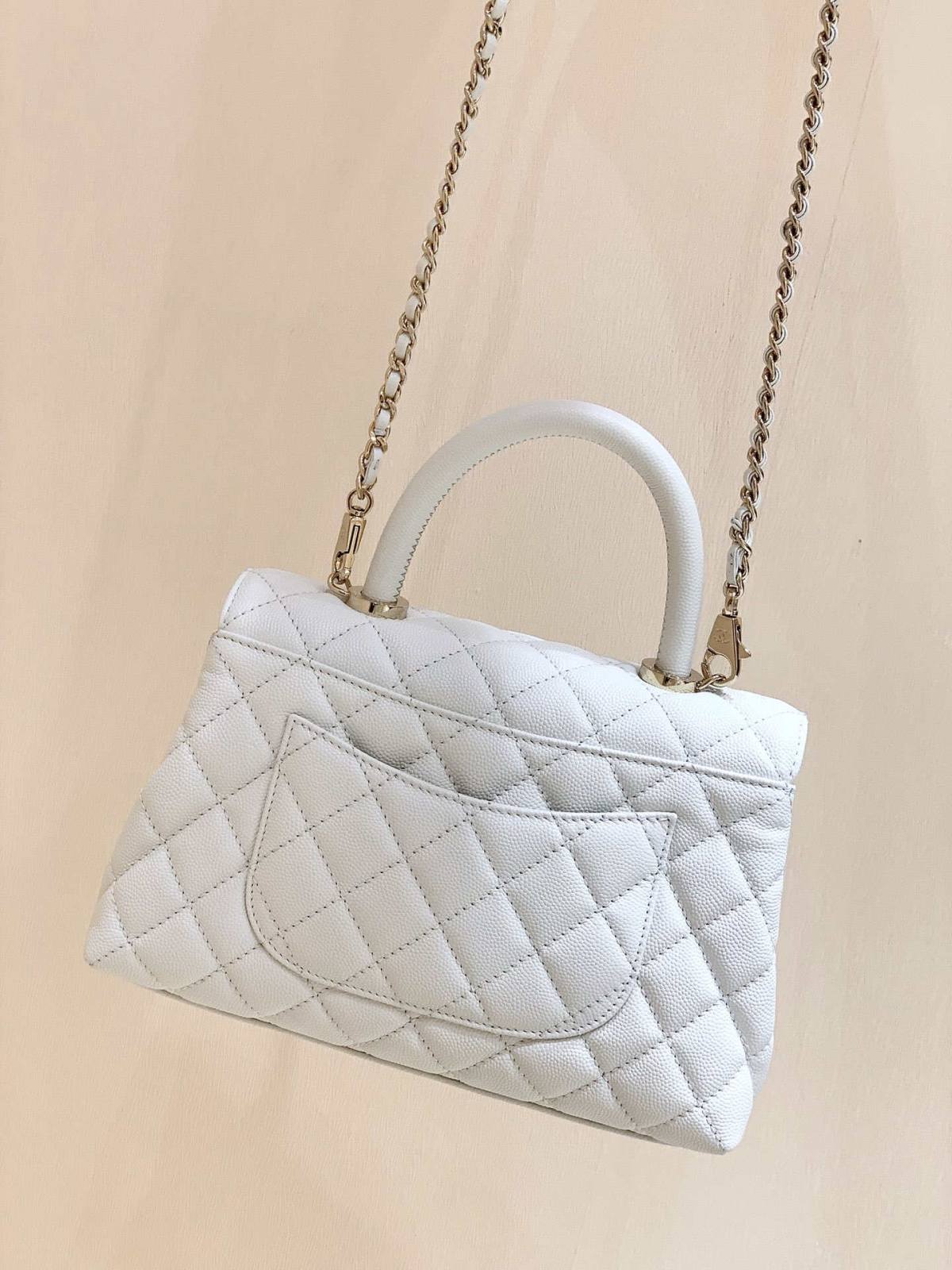 Ellebag’s Exquisite Replica: The White Caviar Leather Chanel Coco Handle 22P with Champagne Gold Hardware(2024 Dec Updated)-Tayada ugu Fiican ee Louis Vuitton Boorsada Online Store, Bac naqshadeeye nuqul ah