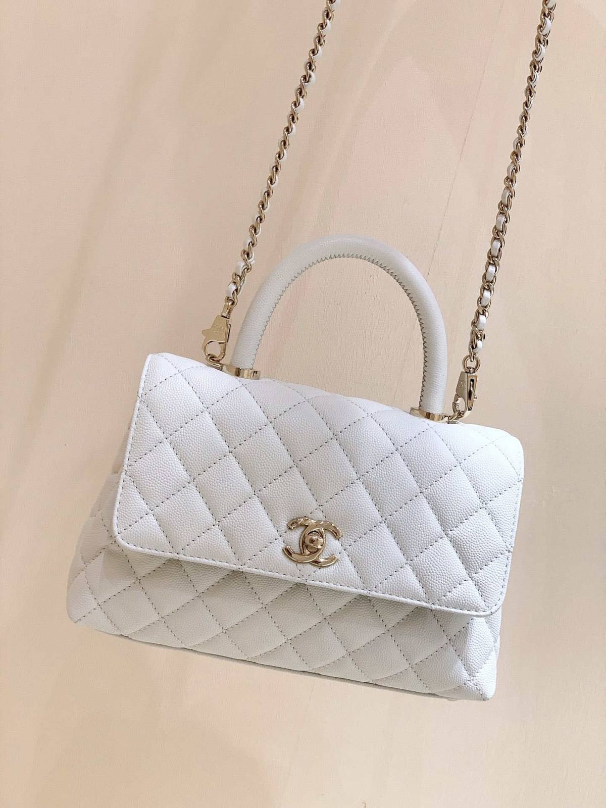 Ellebag’s Exquisite Replica: The White Caviar Leather Chanel Coco Handle 22P with Champagne Gold Hardware(2024 Dec Updated)-Tayada ugu Fiican ee Louis Vuitton Boorsada Online Store, Bac naqshadeeye nuqul ah