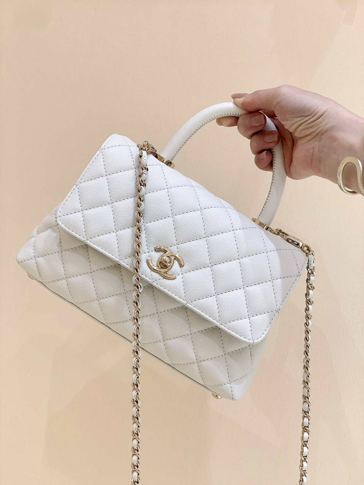 Ellebag’s Exquisite Replica: The White Caviar Leather Chanel Coco Handle 22P with Champagne Gold Hardware(2024 Dec Updated)-Tayada ugu Fiican ee Louis Vuitton Boorsada Online Store, Bac naqshadeeye nuqul ah