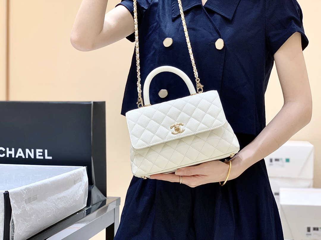 Ellebag’s Exquisite Replica: The White Caviar Leather Chanel Coco Handle 22P with Champagne Gold Hardware(2024 Dec Updated)-Tayada ugu Fiican ee Louis Vuitton Boorsada Online Store, Bac naqshadeeye nuqul ah