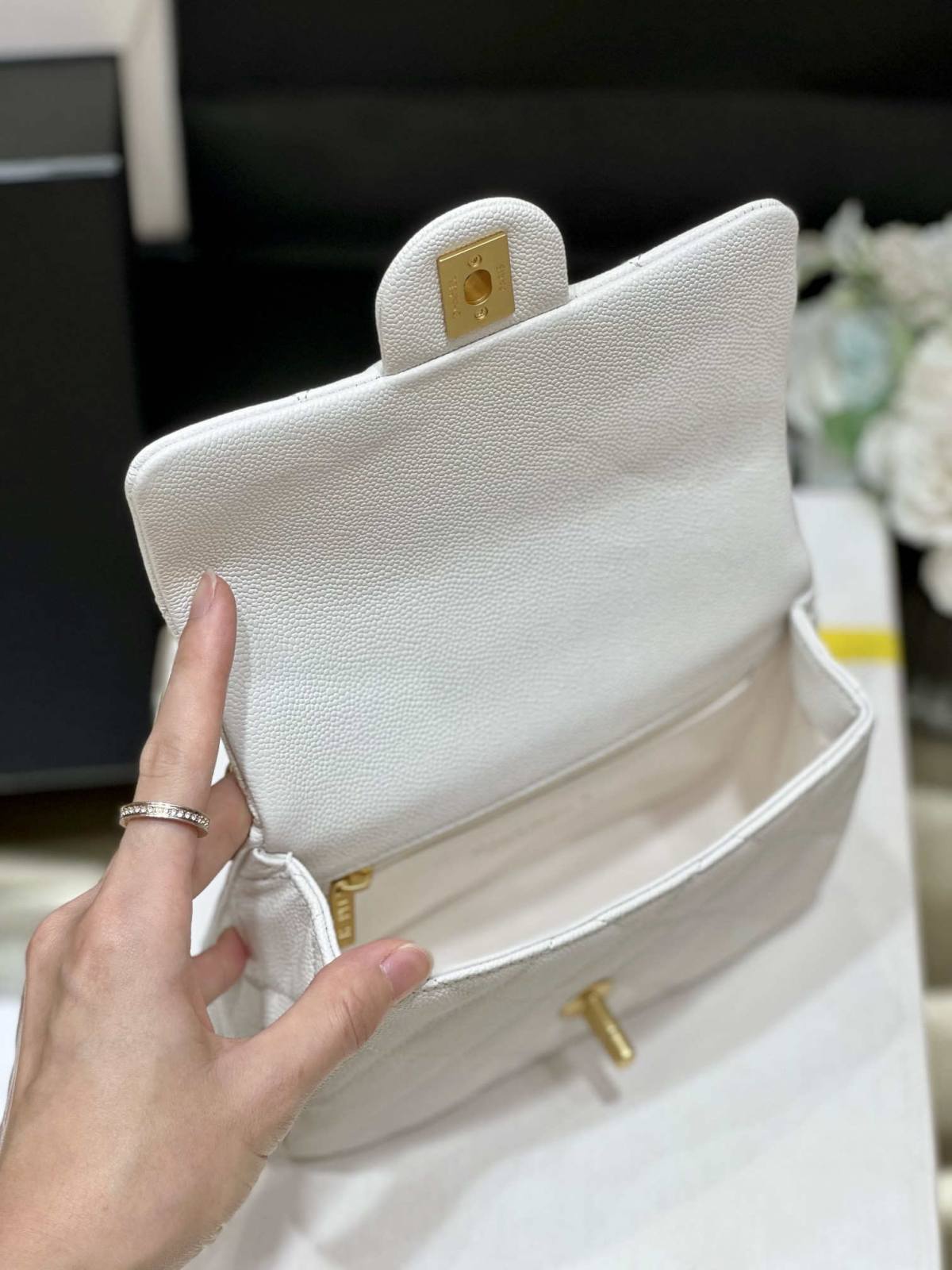 Ellebag’s Exquisite Replica: The White Caviar Leather Chanel Mini Flap Bag with Heart Clasp(2024 Dec Updated)-Best Quality Fake Louis Vuitton Bag Online Store, Replica designer bag ru