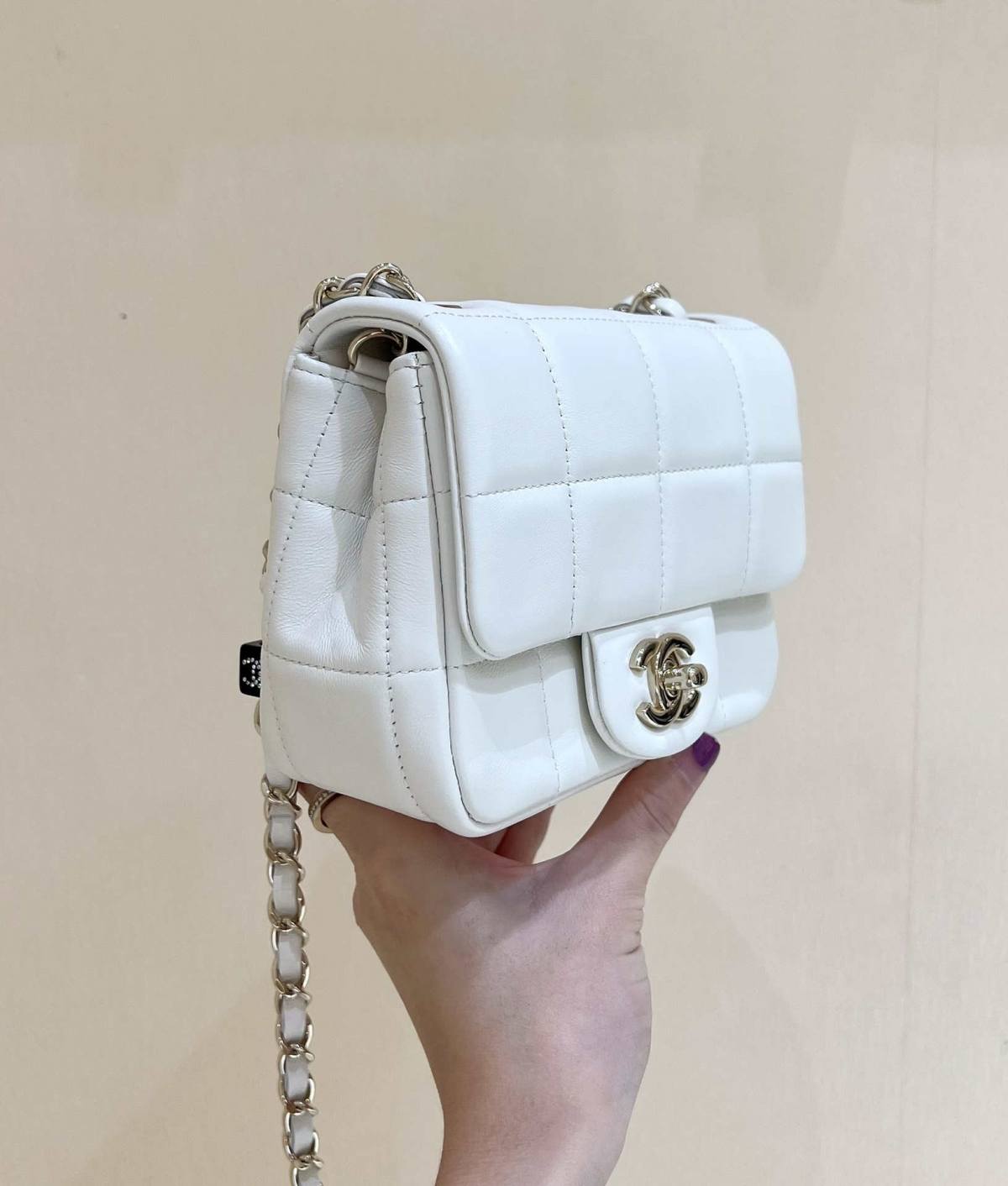 Ellebag’s Exquisite Replica: The White Lambskin Chanel 23C AS3744 with Vintage Hardware(2024 Dec Updated)-Best Quality Fake Louis Vuitton Bag Online Store, Replica designer bag ru