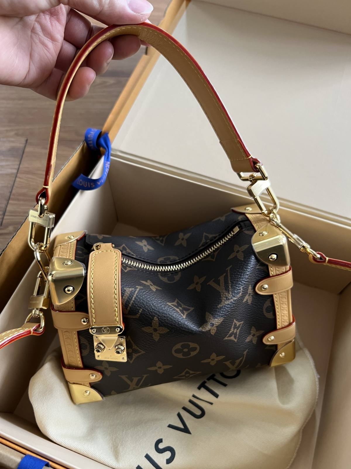 The Art of Craftsmanship: Ellebag’s 1:1 Replica of Louis Vuitton M46815 SIDE TRUNK Small Handbag(2024 Dec Updated)-Best Quality Replica designer Bag factory in China