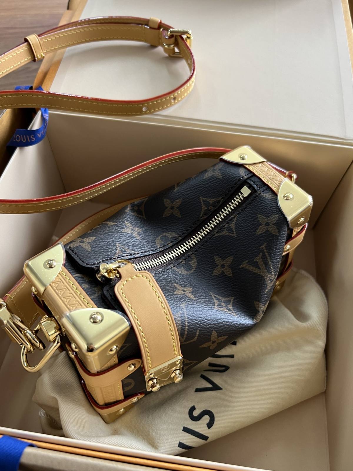 The Art of Craftsmanship: Ellebag’s 1:1 Replica of Louis Vuitton M46815 SIDE TRUNK Small Handbag(2024 Dec Updated)-Best Quality Replica designer Bag factory in China