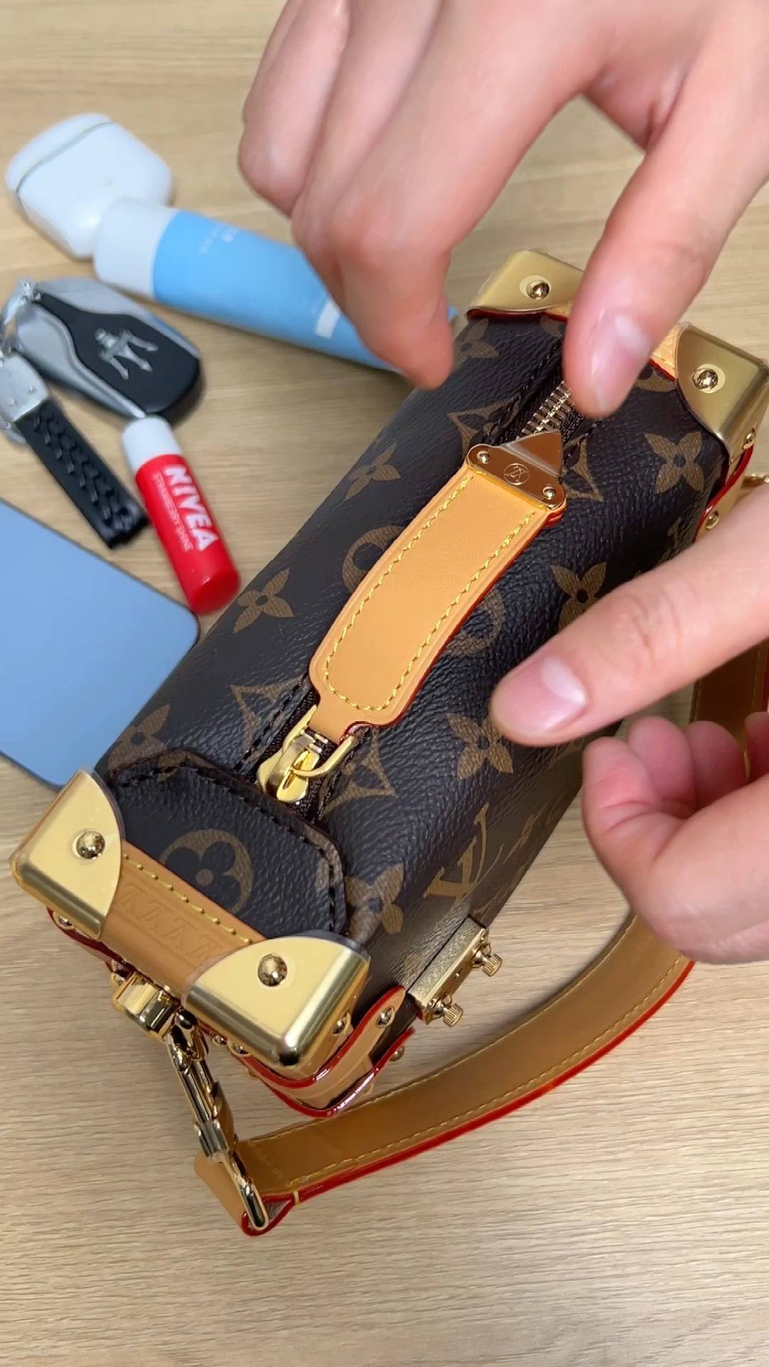 The Art of Craftsmanship: Ellebag’s 1:1 Replica of Louis Vuitton M46815 SIDE TRUNK Small Handbag(2024 Dec Updated)-Best Quality Replica designer Bag factory in China