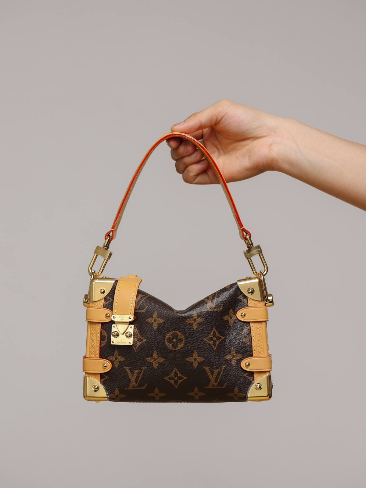 The Art of Craftsmanship: Ellebag’s 1:1 Replica of Louis Vuitton M46815 SIDE TRUNK Small Handbag(2024 Dec Updated)-Best Quality Replica designer Bag factory in China