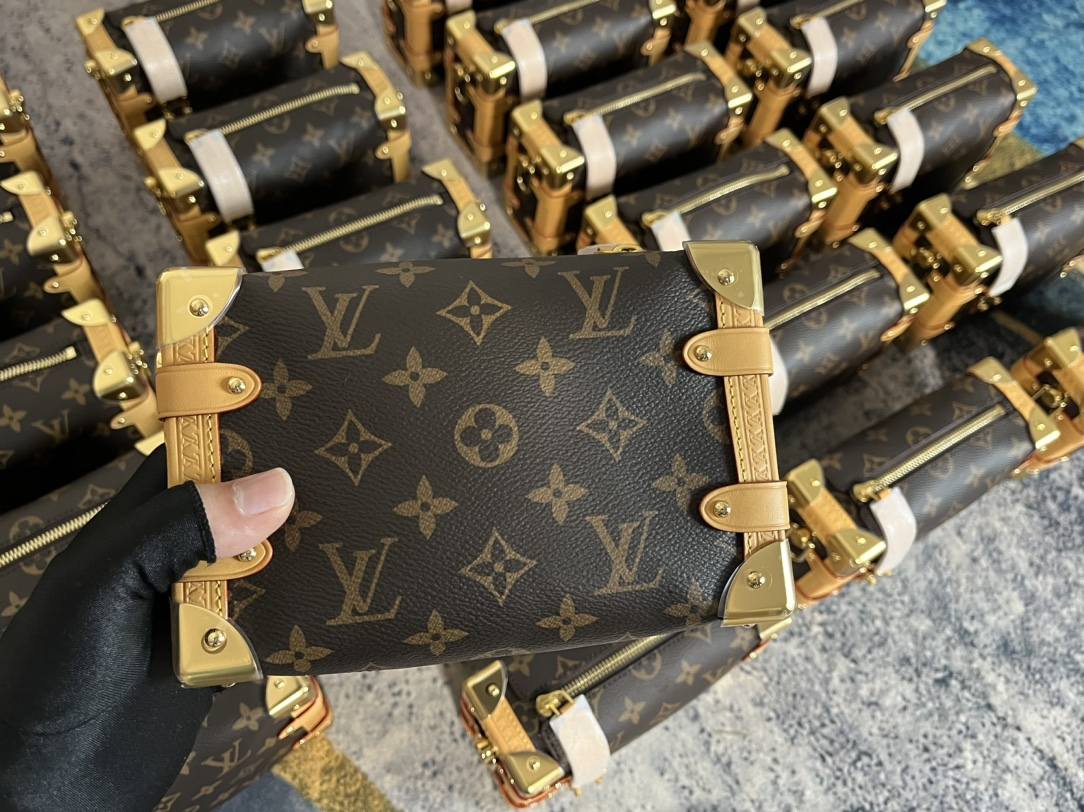 The Art of Craftsmanship: Ellebag’s 1:1 Replica of Louis Vuitton M46815 SIDE TRUNK Small Handbag(2024 Dec Updated)-Best Quality Replica designer Bag factory in China