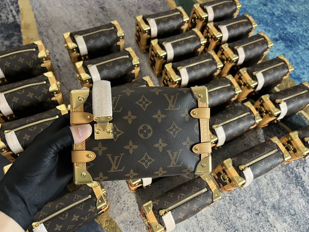 The Art of Craftsmanship: Ellebag’s 1:1 Replica of Louis Vuitton M46815 SIDE TRUNK Small Handbag(2024 Dec Updated)-Best Quality Replica designer Bag factory in China