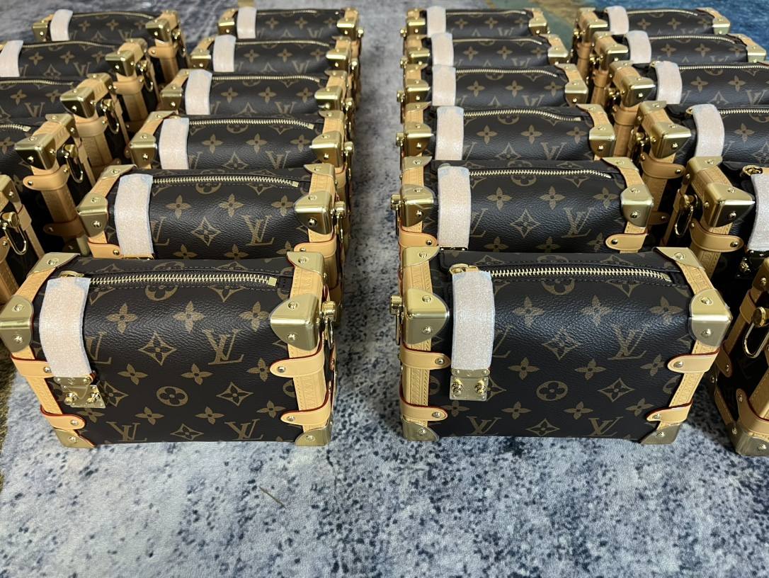 The Art of Craftsmanship: Ellebag’s 1:1 Replica of Louis Vuitton M46815 SIDE TRUNK Small Handbag(2024 Dec Updated)-Best Quality Replica designer Bag factory in China