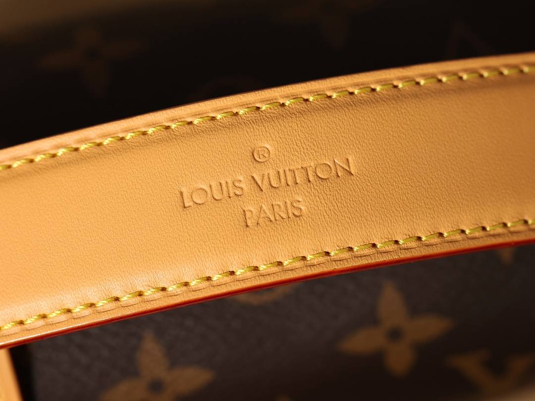 The Art of Craftsmanship: Ellebag’s 1:1 Replica of Louis Vuitton M46815 SIDE TRUNK Small Handbag(2024 Dec Updated)-Best Quality Replica designer Bag factory in China