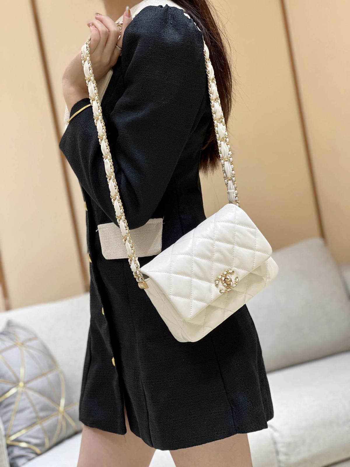 Ellebag’s Exquisite Replica: The White Lambskin Chanel Bag with Wide Shoulder Strap and Gold Hardware(2024 Dec Updated)-Best Quality Replica designer Bag factory in China