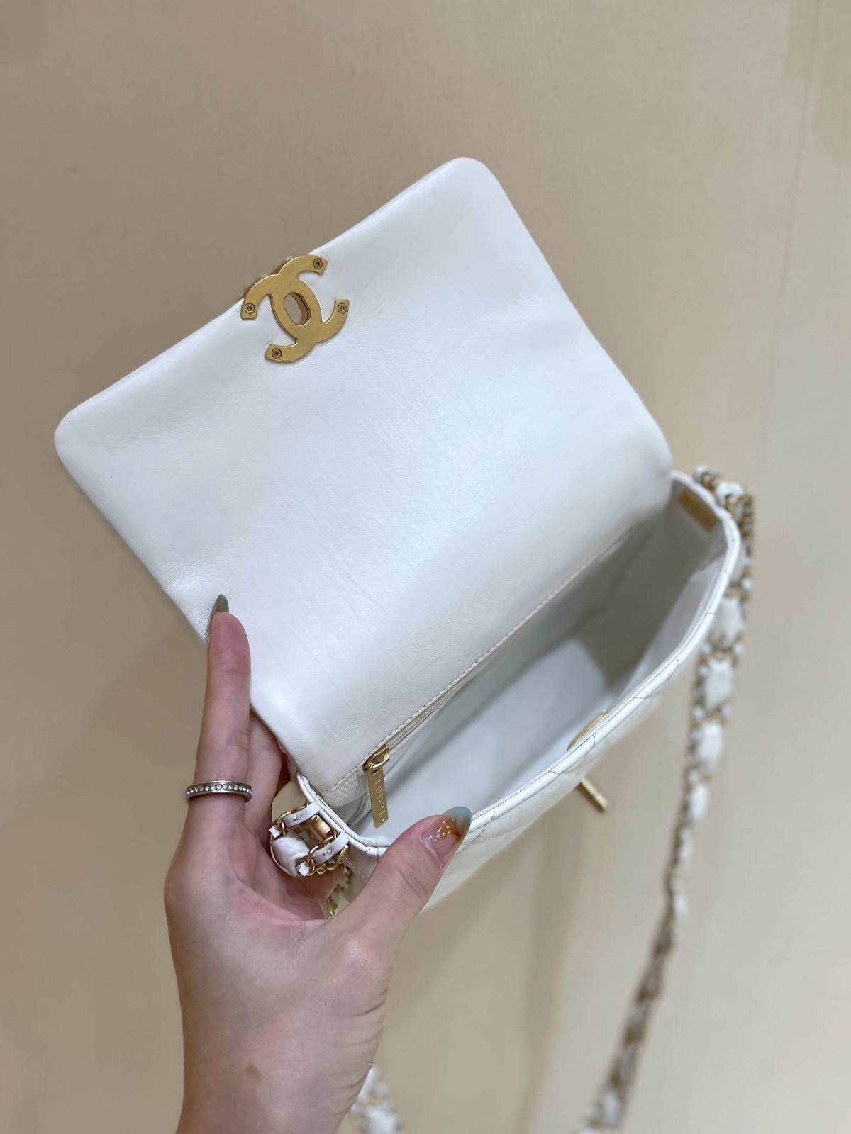 Ellebag’s Exquisite Replica: The White Lambskin Chanel Bag with Wide Shoulder Strap and Gold Hardware(2024 Dec Updated)-Best Quality Replica designer Bag factory in China