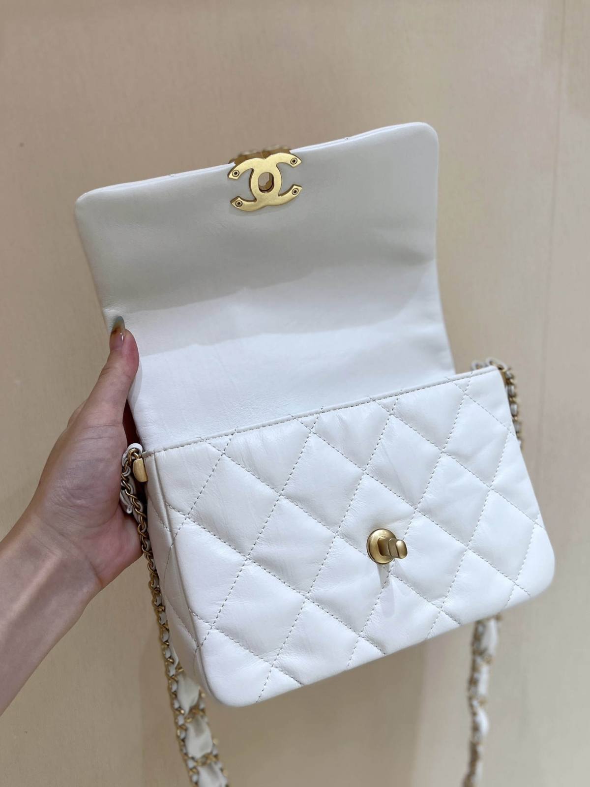 Ellebag’s Exquisite Replica: The White Lambskin Chanel Bag with Wide Shoulder Strap and Gold Hardware(2024 Dec Updated)-Best Quality Replica designer Bag factory in China