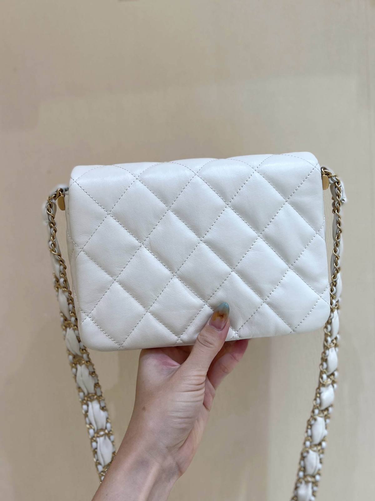 Ellebag’s Exquisite Replica: The White Lambskin Chanel Bag with Wide Shoulder Strap and Gold Hardware(2024 Dec Updated)-Best Quality Replica designer Bag factory in China