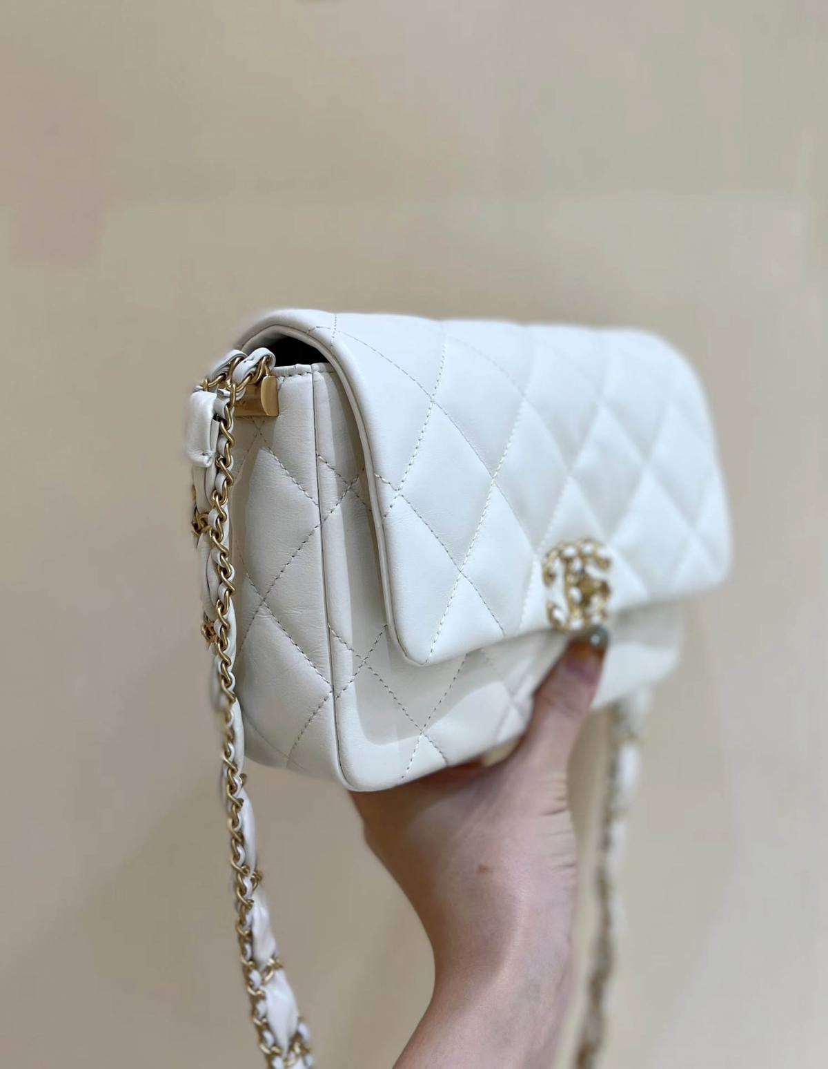 Ellebag’s Exquisite Replica: The White Lambskin Chanel Bag with Wide Shoulder Strap and Gold Hardware(2024 Dec Updated)-Best Quality Replica designer Bag factory in China