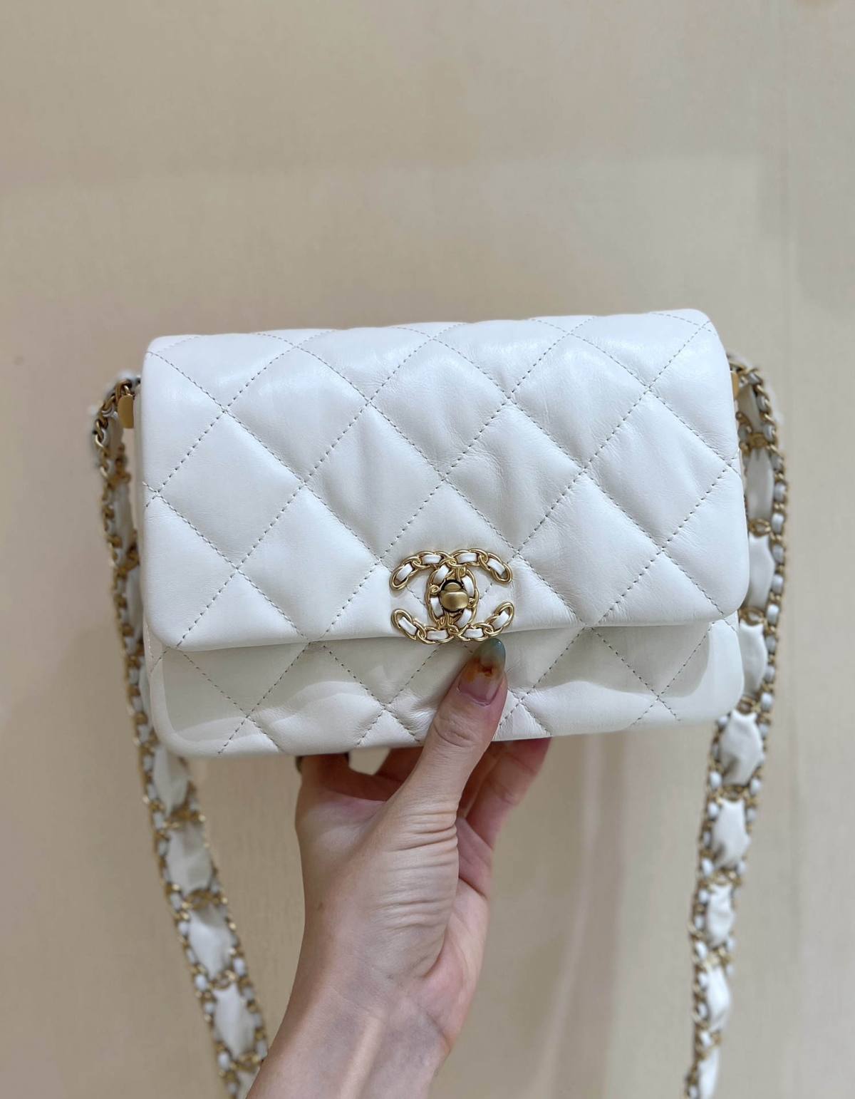 Ellebag’s Exquisite Replica: The White Lambskin Chanel Bag with Wide Shoulder Strap and Gold Hardware(2024 Dec Updated)-Best Quality Replica designer Bag factory in China