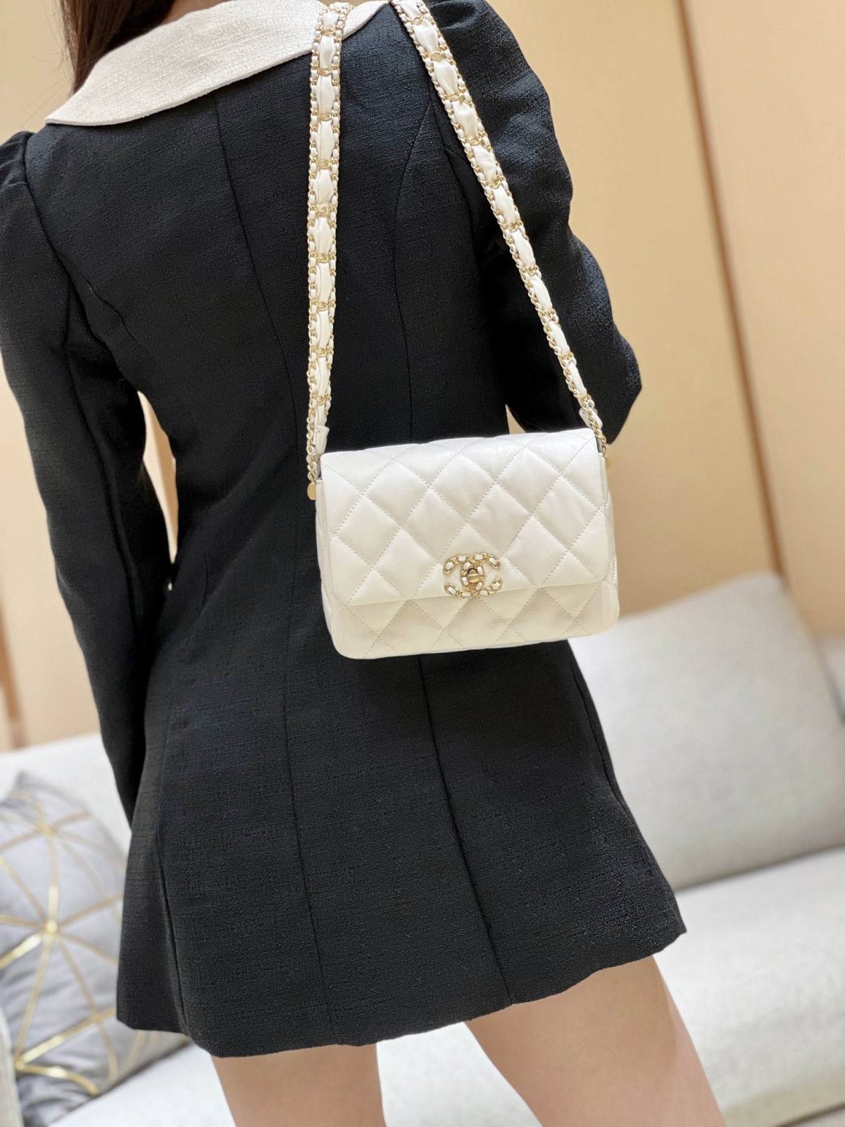 Ellebag’s Exquisite Replica: The White Lambskin Chanel Bag with Wide Shoulder Strap and Gold Hardware(2024 Dec Updated)-Best Quality Replica designer Bag factory in China